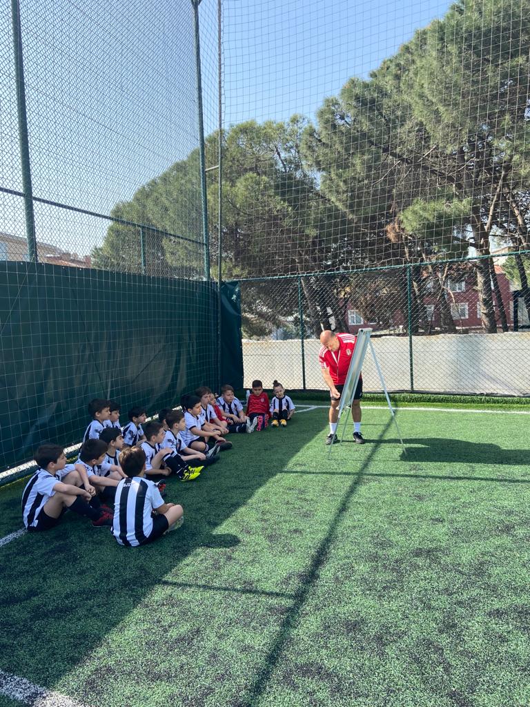 Erdoğan Kardeşler Halı Saha - Üsküdar Spor Tesisi - Görsel 5