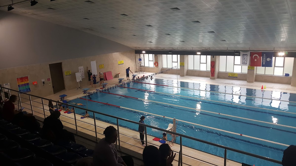 Küçükçekmece Belediyesi Halkalı Yüzme Havuzu - Küçükçekmece Yüzme Tesisi