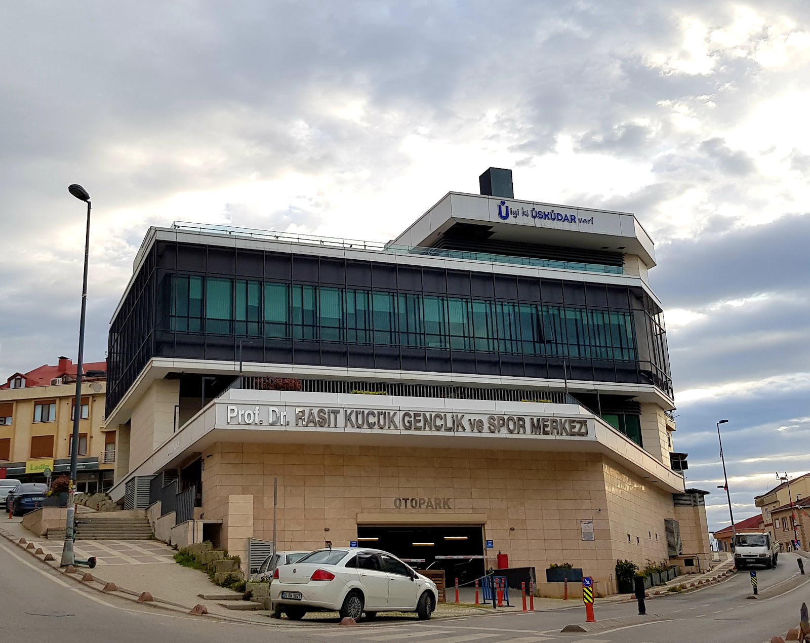 Prof. Dr. Raşit Küçük Gençlik ve Spor Merkezi - Üsküdar Spor Tesisi - Görsel 2