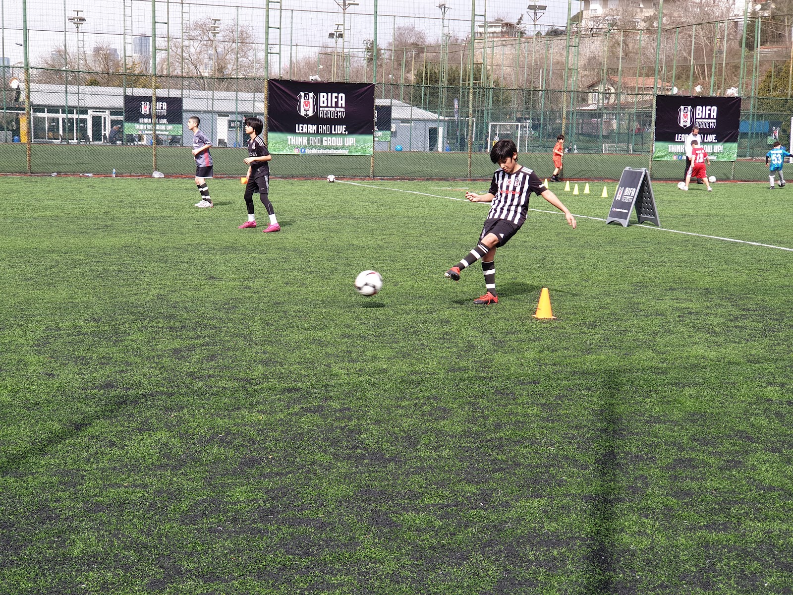 Şampiyon Halı Saha - Üsküdar Spor Tesisi - Görsel 3