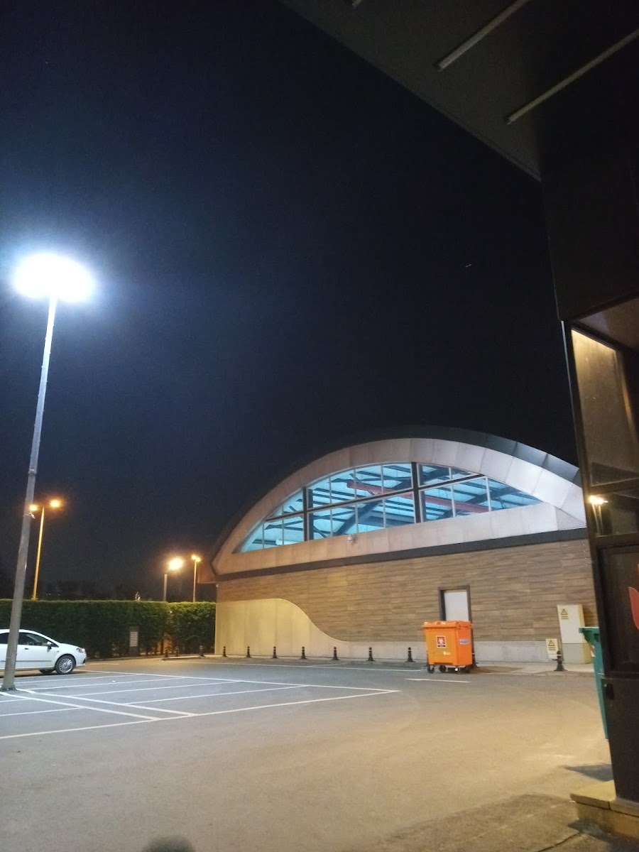 Ümraniye Belediyesi Necip Fazıl Yüzme Havuzu ve Spor Merkezi - Ümraniye Spor Tesisi - Görsel 2